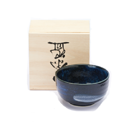 Beautiful artisanal stoneware tea bowl 400 cc, perfect to enjoy Matcha green tea. Simplicity and elegance are the hallmarks of ceramics Japanese and the different shades of color are obtained with oxides and wood ash in a unique way. The nice wooden box that hold the set makes it precious gift for all tea lovers.